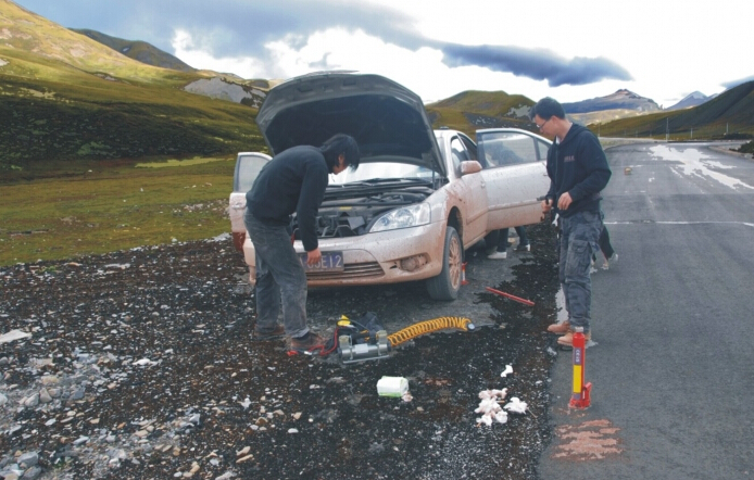 平?jīng)錾脵C械千斤頂換輪胎僅用3分20秒 平?jīng)錾脵C械千斤頂換輪胎僅用3分20秒